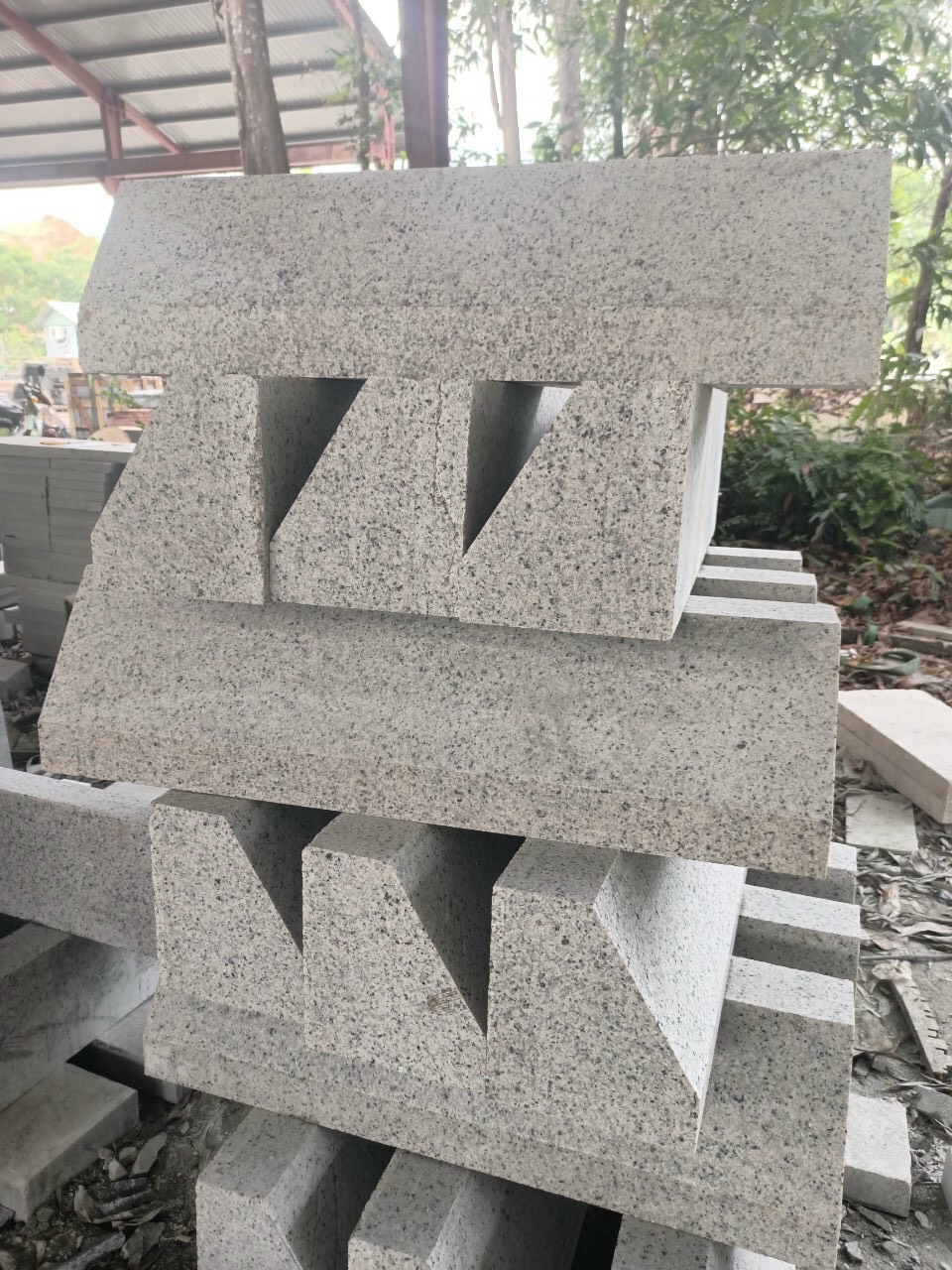 Đá bó vỉa granite vàng Bình Định 26x23 vát cạnh